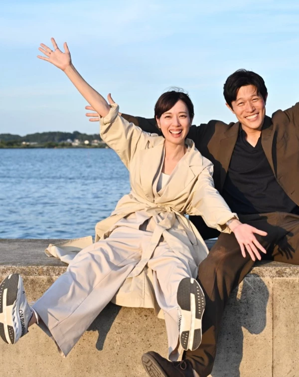 戶田惠梨香選擇了米色的長版風衣外套，搭配同色系的寬鬆長褲，率性與自在「日系休閒風」的，服裝單品雖都是同色調，但也因為深、淺色，而讓視覺上非常有層次感。腳上再搭配一雙運動鞋，不僅提升了整體穿搭的潮流感，也展現了隨性不羈的態度。在配飾方面，她只選擇了簡單的戒指，沒有過多的綴飾，凸顯了簡約時尚的哲學。