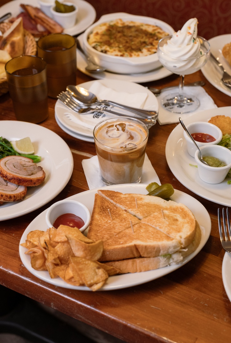 「俱樂部總匯三明治」、與「髒髒咖啡」,Source:民生早午餐 By 貓下去