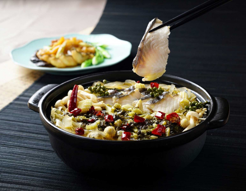 福容桃園機捷A8店，福粵樓鱘龍宴，結合最近火夯話題美食，推出鱘龍酸菜魚料理。