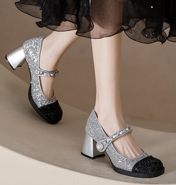 黑銀拚色水鑽設計，亮眼又有趣，是派對或特別場合的首選鞋款！不管搭洋裝還是裙裝，都能讓整體造型瞬間吸睛，走路自帶閃亮氣場。