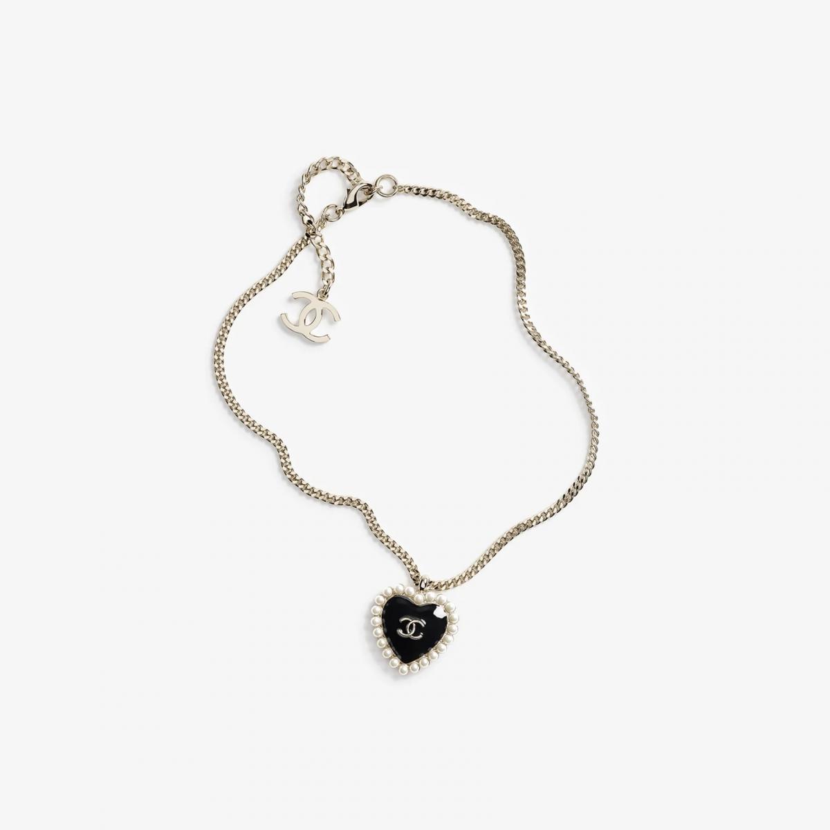 Chanel 2025/26 秋冬前導系列珍珠墜鍊，以金屬、高級樹脂與琉璃珠構築出多層次的視覺節奏。黑、金與珍珠白的配色如同巴黎夜色中的燈火交錯，散發著現代女子的自信氣息。它不追求「完美對稱」，反而強調不規則的魅力——正如香奈兒女士所說：「時尚稍縱即逝，但風格永存。」