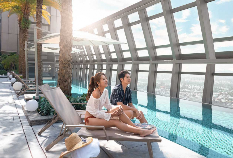 板橋凱撒32樓高空戶外泳池渡假情境（圖／品牌提供）