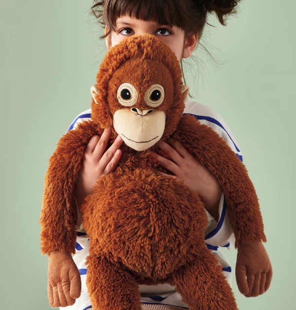 最近在日本「市川市動植物園」，有一隻小獼猴「Panchi」，因為從出生就遭到母猴遺棄，飼育員給了牠一隻Ikea的紅毛猩猩絨毛玩偶作為安撫，「Panchi」就像抱著媽媽一樣緊緊依偎在這隻娃娃身上，溫暖又帶著一絲心酸的畫面瞬間在社群網路廣泛流傳，感動了全世界的網友。這個可愛又感人的畫面，也讓Ikea的這一系列「Djungelskog」紅毛猩猩玩偶意外走紅，全球銷量暴增，許多地區像是：日本、美國、韓國甚至台灣的庫存都出現缺貨，成為網友爭相搶購的熱門商品。