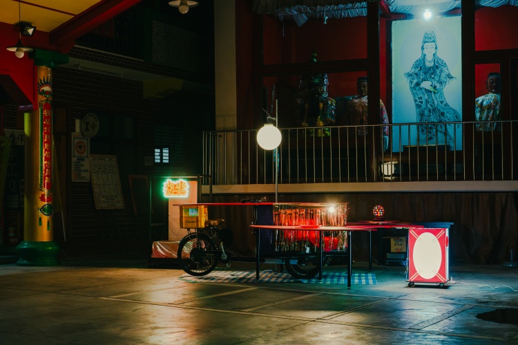 藝術家劉景昀重新設計桌子的形狀與佈局，挑戰辦桌文化的既定印象，除了視覺作品，也邀請大眾在不同桌子上共享食物、聊天、聽音樂，晚餐後有 DJ 演出，感受辦桌帶來的連結與溫度。