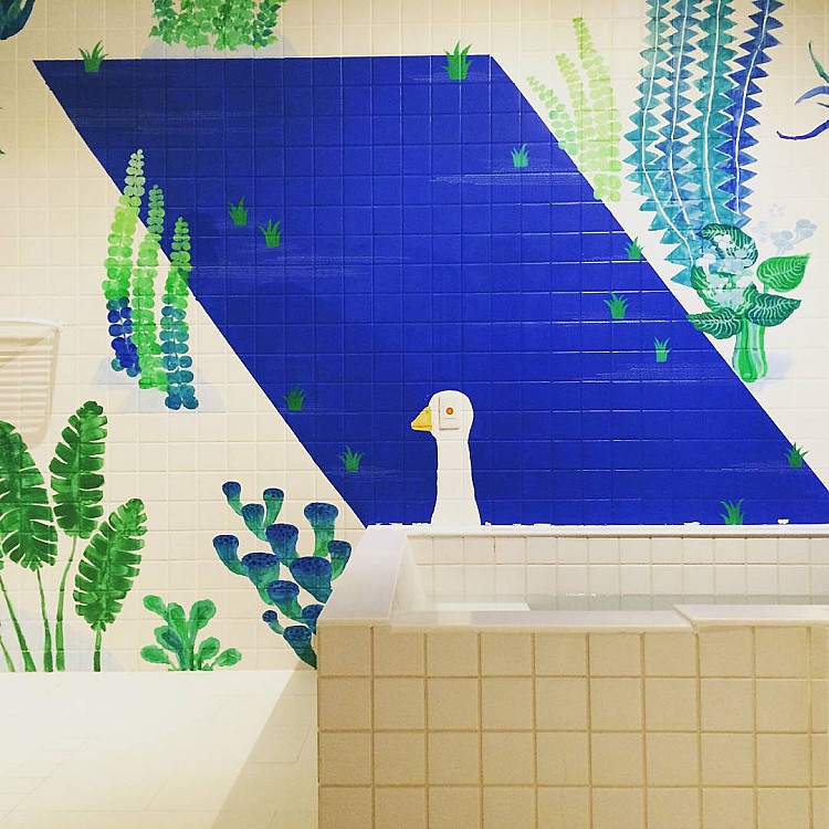 礁溪「蔥澡」是編輯熱愛的泡湯場域，不是走傳統溫泉路線，這間位在市區的日歸湯屋，前身是礁溪在地老溫泉旅店，停業後沒有被抹去痕跡，而是找來台灣藝術家與設計師重新詮釋。綠白配色、幾何磁磚與俐落線條，讓泡湯空間多了一種輕快的節奏，看得出來是為當代旅人而生。