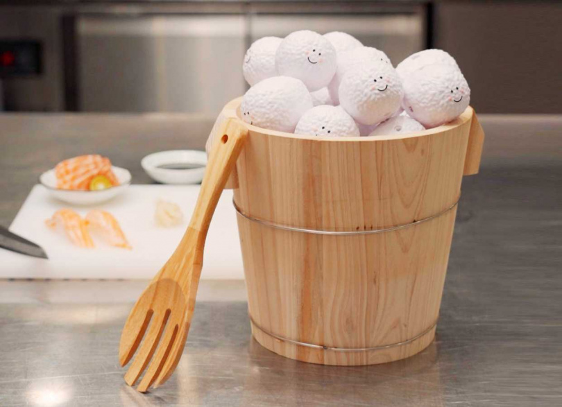 爭鮮因應國際壽司日推快閃活動，民眾只要6/18於門市捕捉到走走壽司身影，完成指定任務即可抽公仔。（圖／爭鮮提供）