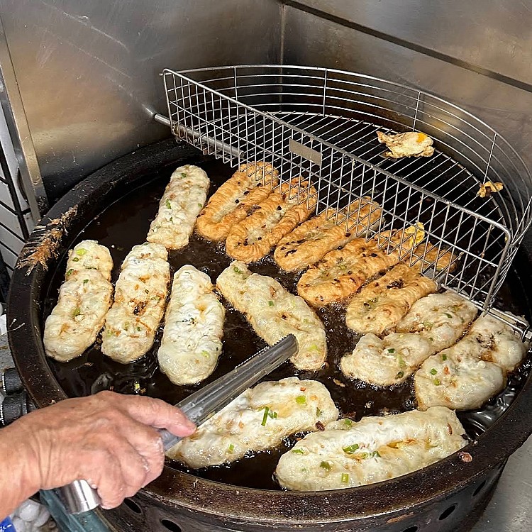 「老李蔥油餅」創始店就位在小琉球，這家從油餅最大的特色是麵糰經過發酵後才會下油鍋炸炸，且蔥油餅呈現長條狀，因此不但方便入口吃起來口感也比較厚實，發酵過的餅皮也非常有嚼勁，撒上蔥花與特製醬料，簡簡單單卻令人回味無窮。