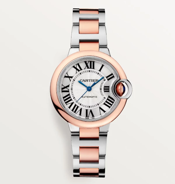 以玫瑰金與精鋼交織出的雙色設計，在冷暖色調之間找到了最完美的平衡。相較於全精鋼的洗練，玫瑰金的加入為此款「藍氣球」錶圈與鍊帶注入了如餘暉般的溫潤光澤。那抹柔和的金屬色彩，巧妙地勾勒出經典的圓潤輪廓，不僅提升了視覺的層次感，更散發出一種成熟且從容的華貴氣息。（商品價格約：NTD 331,000）