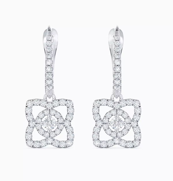 De Beers經典的「Enchanted Lotus」系列，其靈感源自品牌鑽石重要產地─波札那（Botswana）。在著名的奧卡萬戈三角洲（Okavango Delta），純潔又美麗的蓮花處處綻放，成為這個系列最核心的象徵。