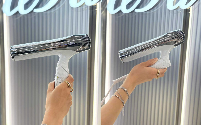 同系列還有方便旅行攜帶的BEAUTECH DRYER SMART W水潤隨行吹風機，可輕巧折疊的設計和國際電壓規格，出國首選當然就是它！（圖／吳雅鈴攝）