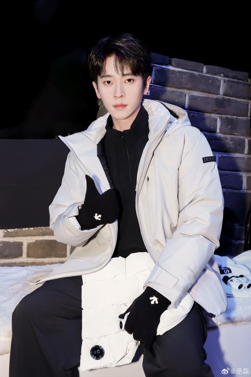 除了戲劇表現吸睛，丞磊私下的穿搭也頗受關注。