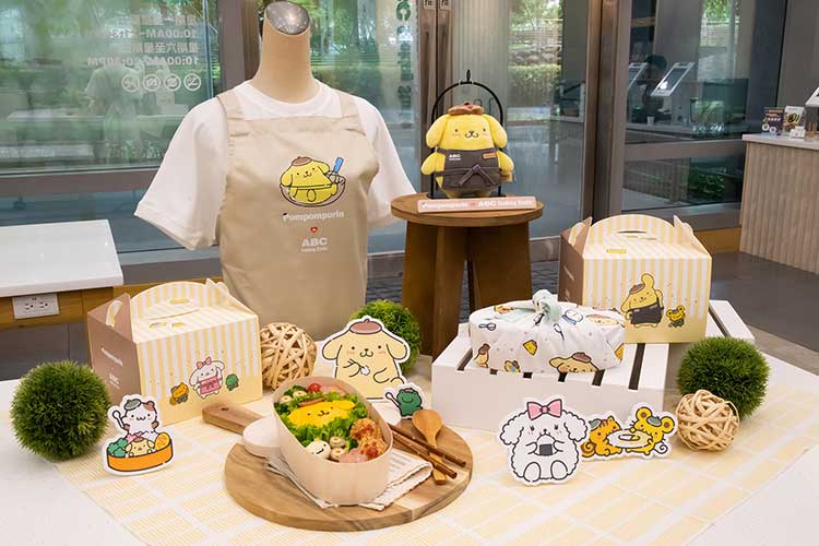  限量聯名款圍裙與絨毛吊飾，7月1日起全台ABC廚藝教室皆能購買。
