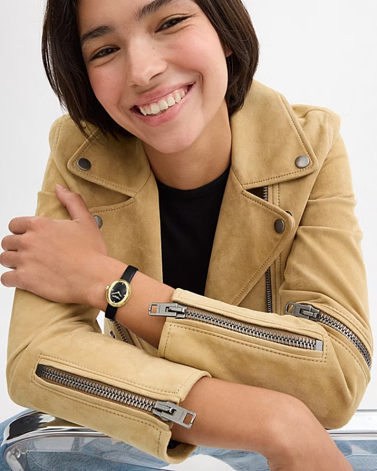 Coach 的魅力，從不在於張揚，而是懂得用細節說故事。這10款萬元內女錶，不僅展現品牌對工藝的堅持，也讓每位女孩都能以輕鬆的價格擁有屬於自己的時尚語言。它們既能陪你上班、赴約，也能點亮每一個平凡日常。當腕間的光澤映照著自信笑容，那一刻，Coach 不只是飾品，更是一種生活態度的體現。