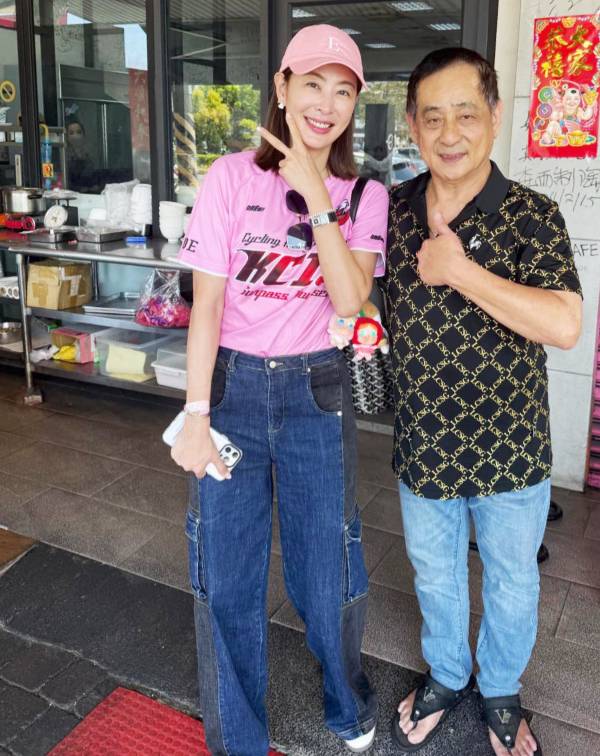 若要選出一套最不敗的減齡經典，我想...那就絕非「亮色短T + 牛仔褲」莫屬啦！亮系色彩上衣，如：陽光黃、粉桃紅、草地綠或活力橘...等，皆能瞬間提亮氣色，為面容注入天然補光燈般的朝氣；而牛仔褲的率性與粗獷，則完美中和了色彩的甜膩，展現出不經意的帥氣。