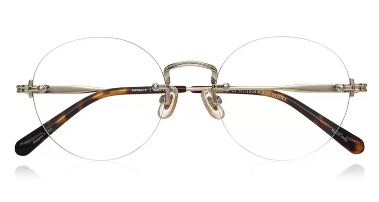 最近真的被木村大神代言的日本Ownday廣告給燒得體無完膚，這副無框眼鏡完全擊中我的審美。說實話，我一直覺得無框眼鏡是種極大的考驗，但品牌這幾年展現出的高品質細節確實沒話說，輕盈的金屬支架配上圓潤的鏡片線條，少了框架的束縛感，戴上去反而有種「高智感」。在雨天或是待在咖啡廳趕稿時，這種乾淨俐落的視覺…天啊〜我就是資優生吧。（商品價格約：NTD 3,790）