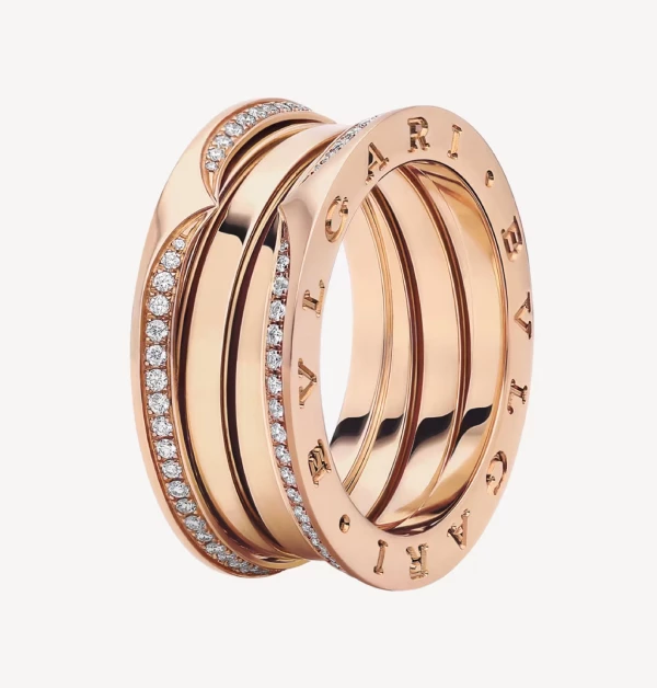靈感源自羅馬圓形競技場的宏偉，層層疊加的螺旋設計，彷彿將永恆之城的輝煌縮影於一戒之間。玫瑰金與鑽石的交錯，勾勒出無可取代的經典氣勢。（商品價格約：NTD 215,700）