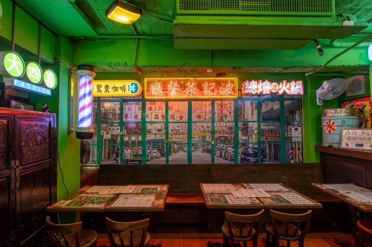 走進延吉街的靜巷，你會被一盞紅綠霓虹燈招牌瞬間吸引，波記茶餐廳那種港片復古感撲面而來