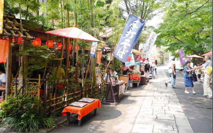 深大寺的參道兩側，林立著土產店與當地茶屋，散發出懷舊氛圍。沿著小徑走走逛逛，感受古樸熱情的庶民文化。（圖／深大寺そば組合提供）