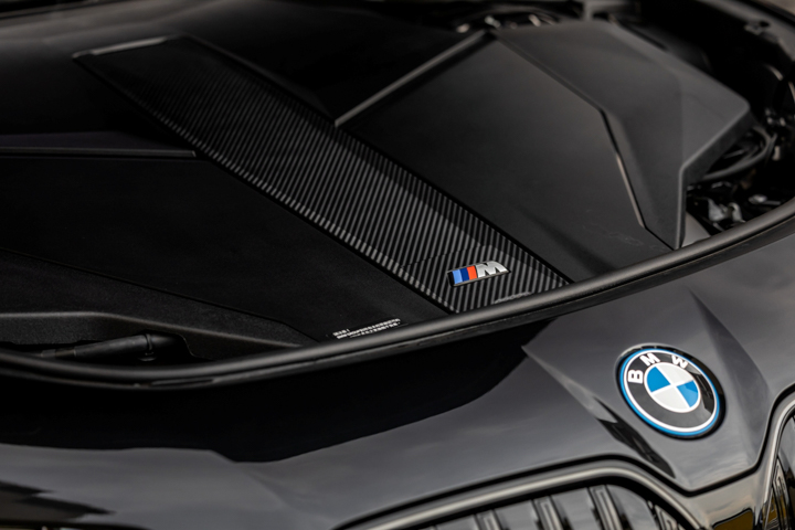 全新 BMW i7 M70 xDrive 擁有高達 659 匹最大綜效馬力輸出、峰值扭力更達到驚人的 1,100 牛頓米，透過電動車專屬 M Launch Control 彈射起步功能，0 到 100 公里加速僅需 3.7 秒就能完成。