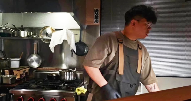 基隆的餐桌故事，有時候不是寫給當下，而是留給某個終於有空的夜晚再回頭慢慢看的。這次《基隆人帶路》要說的「Sen」，就是那種會讓人一直記著，但又總得等一個“剛剛好”的時機才進得去的店，訂位像搶票、菜單跟著季節走...而每一次開門，都只屬於當下的那一晚。直到真的坐進吧檯、餐點第一口吃下去的那瞬間，才會突然覺得，那些等待好像也沒白等；很驚豔的用餐感受，但不是用很誇張的方式，而是那種一口一口慢慢堆起來的舒服感，會讓人不自覺想多坐一下、多留一點時間在那裡。