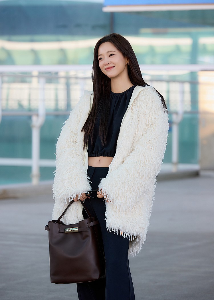 從這套造型不難看出，金世正的機場穿搭並非追求話題感，而是更著重於整體平衡，如材質的對比、比例的拿捏，以及配件所扮演的收尾角色，都讓造型看起來自然、舒服，卻依然有清楚記憶點。