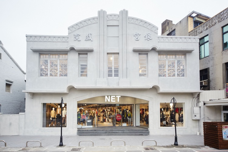 原為彰化銀宮戲院的古蹟建築，Net彰化一店位於中華路對面彰化孔廟旁，保留老戲院元素並融合服裝零售空間，被譽為全台最美Net門市