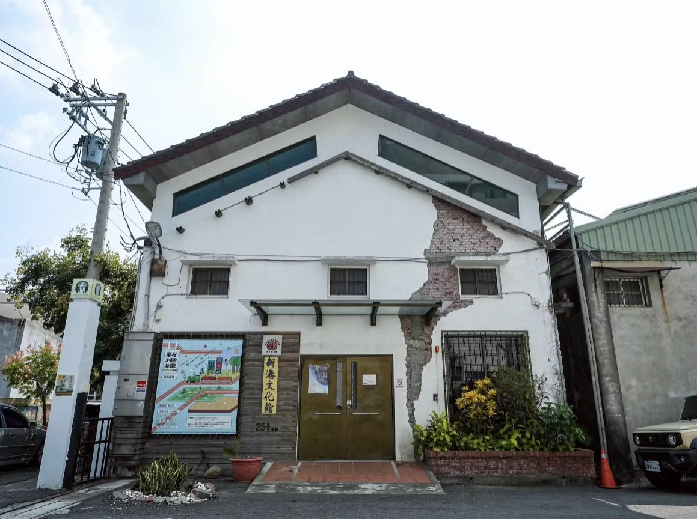 嘉義奈良美智《跟著朦朧潮濕的一天 回嘉》選在新港鄉農會原本閒置的老榖倉改建「新港文化館 25 號倉庫」