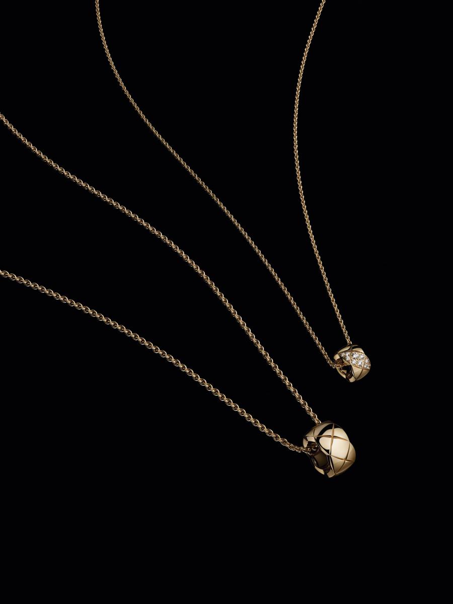 回望 Coco Crush 十年歷程，它之所以能成為經典，從來不是仰賴單一爆點，而是設計一致性、工藝層級的明確進化，以及佩戴邏輯與形象策略長期累積的結果。Jennie 的加入，確實讓系列迅速被世界看見；但若缺乏早期穩定而清晰的設計語彙、後續「柔韌」工藝的實質突破，以及對高級珠寶「日常化」定位的精準掌握，任何代言效應都只會是短暫的放大器，難以長期轉化為品牌資產。正如外媒《WWD》所指出，對香奈兒而言，Coco Crush 不只是十年里程碑，而是一條被有意放進未來20、30甚至50年品牌藍圖中的核心系列。從不到十萬台幣的入門戒指，到超過百萬的全鋪鑽手環，Coco Crush 正在補齊高級珠寶市場的完整光譜，並穩固其作為品牌高級珠寶中兼具廣度與高度的重要支柱。真正的經典，從來不是一夕造就，而是能否在時間、市場與世代更迭中，被反覆選擇與持續需要。