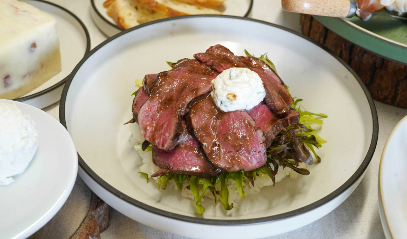 由詹姆士設計的「白乳酪味噌菲力牛排蓋飯」。（圖／魏妤靜攝）