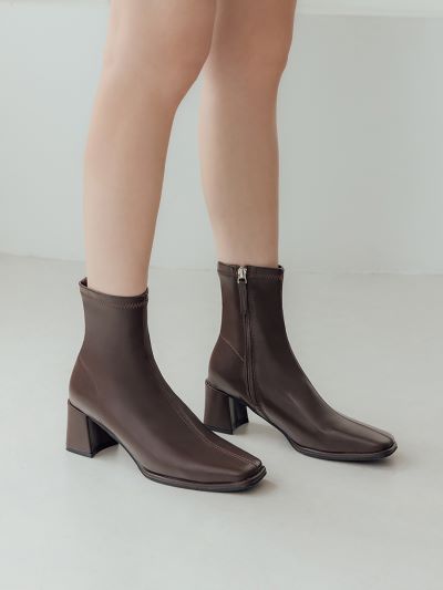 D+AF 美麗零死角素面方頭高跟瘦瘦靴｜6cm 復古粗跟穩定舒適，方頭線條延伸腳背曲線，兼具氣場與時尚的秋冬必收靴款。