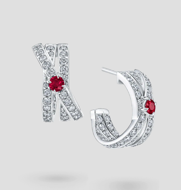 這對Harry Winston「Crossover」紅寶石耳環，同樣也是用了非常現代的風格重新演繹了品牌經典元素，將每一顆鑽石與寶石的光彩發揮得淋漓盡致。