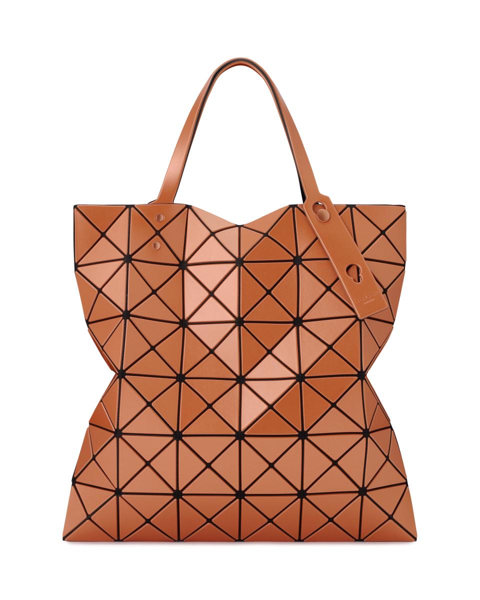 「Lucent Metallic」是Bao Bao眾多系列包款中，最具代表性的設計，在秋冬之際品牌將包身以溫暖的橘色調呈現，寶和度的橙色，在光線的照射下，宛如西下的夕陽