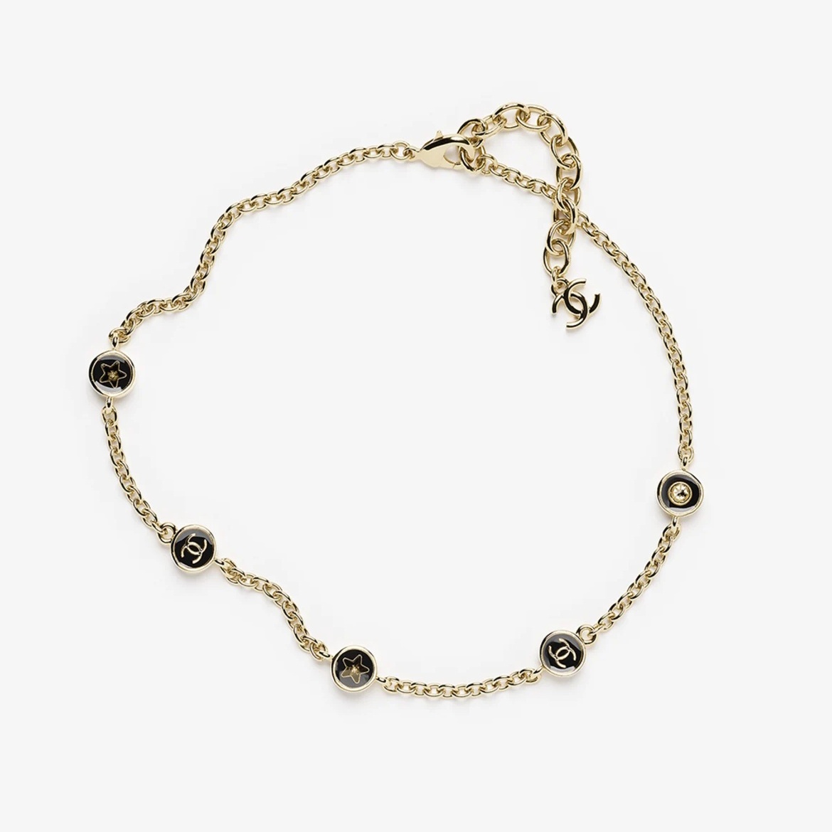 香奈兒這季在珠寶配件上玩出份量感與層次堆疊的戲劇性。金屬與高級樹脂交織出金、黑、水晶三色的光影變奏，像是一場迷你時裝秀，既華麗又不失日常實戴度。經典雙 C 符碼藏於設計細節間，閃耀的水鑽在光線下若隱若現，彷彿時間流動的碎片。這條2025/26 秋冬系列項鍊既可單戴展現精緻氣質，也能與細鍊疊搭，創造出張曼玉式的「減齡層次感」——不靠誇張造型，而是用配件的光澤勾勒女人的靈氣。