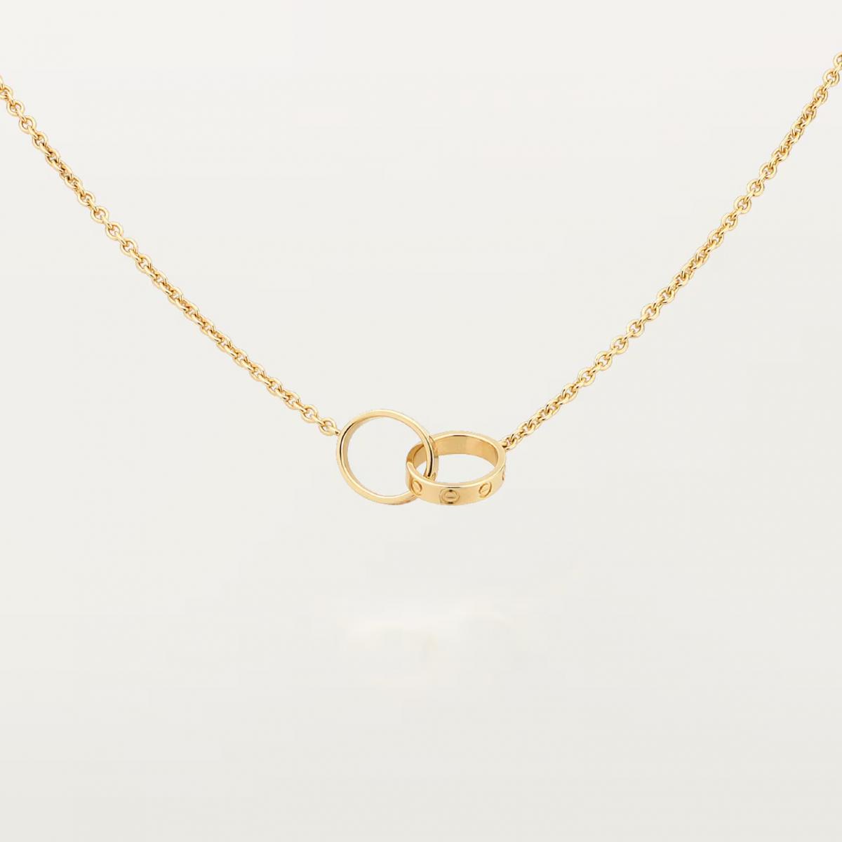 Cartier Love 是最能體現「恆久」二字的珠寶之一。兩枚 Love 戒指相扣，就像兩條人生軌道在恰好的時機交會，螺絲紋象徵「鎖住的愛」，沒有華麗語言，只有穩定、純粹、簡潔的力量。這款項鍊的迷人之處在於——它永遠不會多，也永遠不會少。搭配襯衫能顯得俐落乾淨；配洋裝則流露溫柔女性氣質；就算只是簡單的T-shirt，也能瞬間提升質感。Love 系列自1970年代誕生以來一直是情侶間的浪漫象徵，但同時也是許多人踏入精品珠寶的第一步，它代表承諾，也代表選擇將「重要的東西」留在身上。