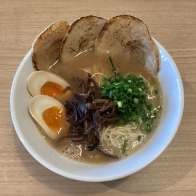 行經沖繩美麗海水族館、古宇利島的拉麵控美食清單+1！使用沖繩阿古豬熬製的濃郁豚骨拉麵，為旅途增添美味