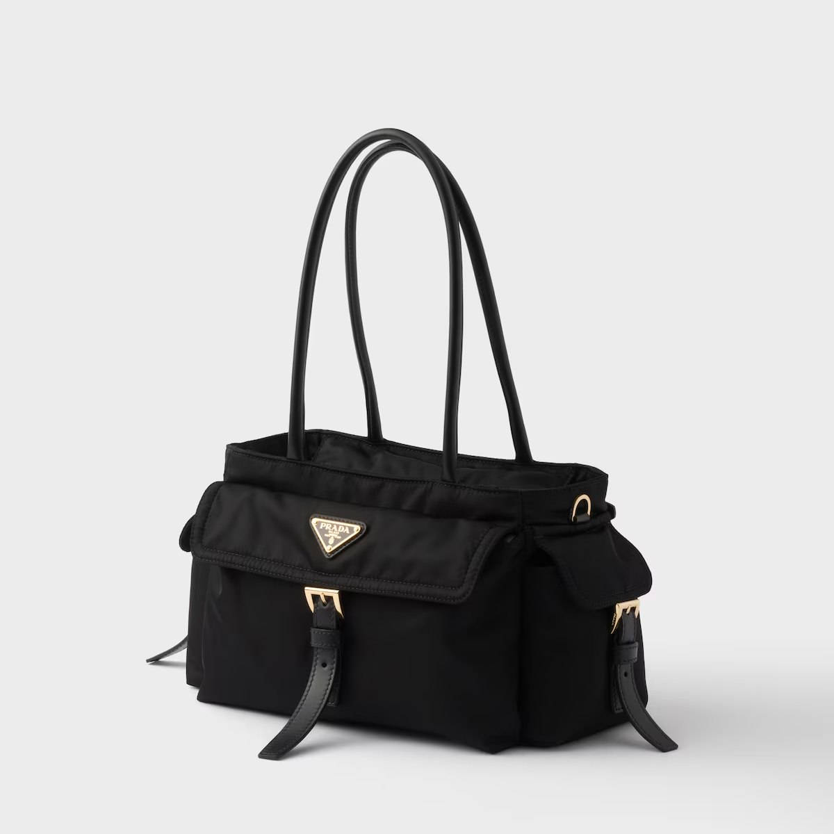 這款中型包款，除了方正的包身很耐裝，左、右與前方的口袋，完全能滿足收納控分類慾，此外加長的肩背帶，能讓該包款以更為摩登的腋下包形式做穿搭，能完美符合女孩需求。