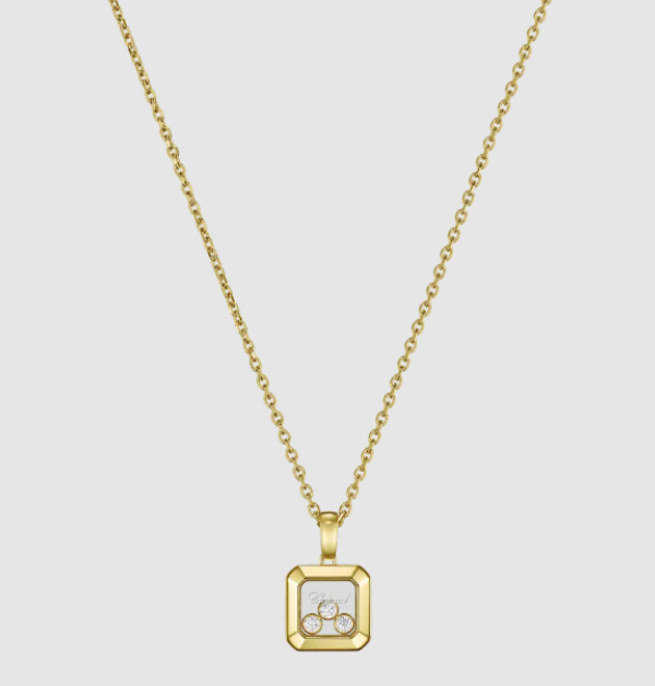 以黃K金打造，裡頭靈動跳躍的璀璨鑽石設計，展現出活潑俏皮又不失優雅的魅力。在《新聞女王》中，為佘詩曼俐落的正裝造型，增添一抹靈動與活潑的調性，完美平衡專業與時尚感。