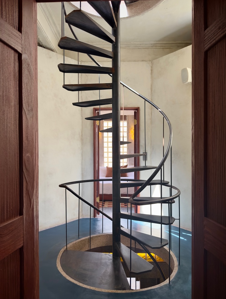 「蔚南裏」原有的鋼構被延伸成染黑不鏽鋼、黑鐵旋轉梯，空間染入一抹歐式沈穩，在日式的節制、台灣民宅風格之間取得一種安靜而自然的混搭風格。