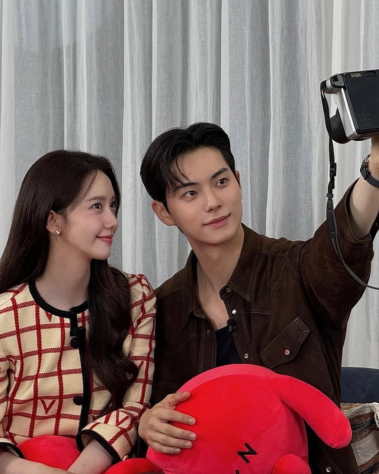 恰巧在今年八月，李彩玟因為約滿離開金秀賢所屬的 Goldmedalist ，之後更與 VARO 娛樂簽約，成為大勢男神邊佑錫的同門藝人，隨著《暴君的廚師》的熱播，李彩玟不只登上「9 月最具品牌價值演員」排行榜冠軍寶座，根據韓媒報導，李彩玟目前更已經收到高達 30 部劇本邀約。