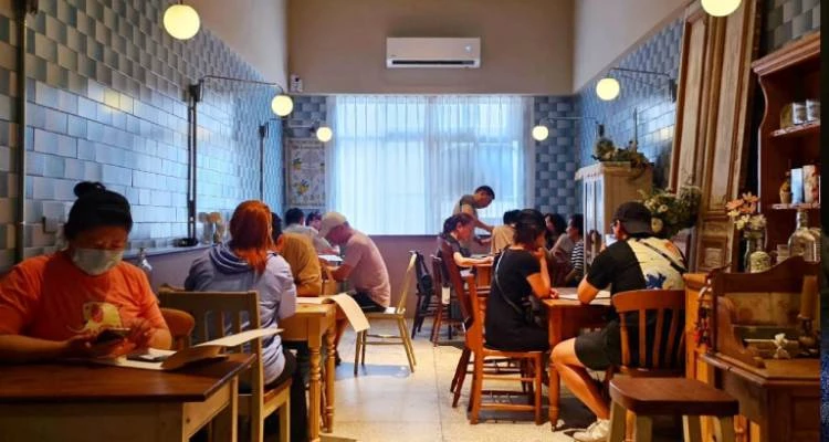 「Vita Pizza」的店內空間設計，也是我非常喜愛的部分。Tira一直偏愛老宅的歲月氛圍，當初承租時，除了看中這裡距離基隆廟口商圈步行即可抵達的便利交通，更深深被這棟老建築積累的歷史感所吸引。他們特別找來基隆在地的室內設計團隊「島間空間製作所」合作，希望能將老屋原本的味道完整保留。