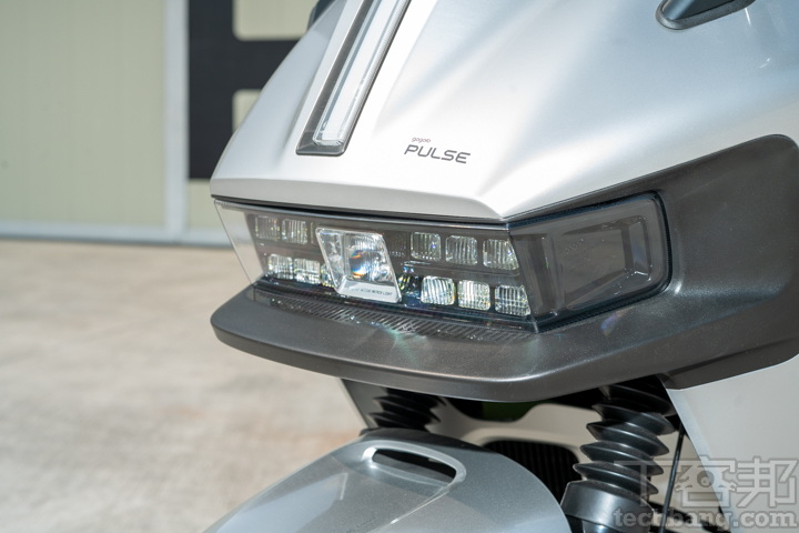 Gogoro Pulse 的頭燈是由 13 顆 LED 組成的矩陣式頭燈，過彎時左右各會亮起一顆轉向輔助燈。