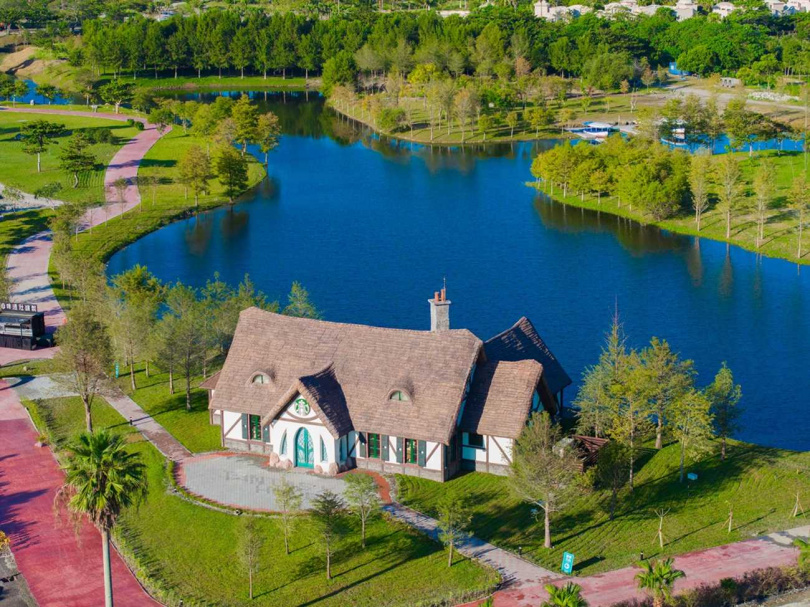 首波主打指定國旅2日遊每人999元起，推薦走訪花蓮甫於去年開幕的星巴克童話屋，以及七星潭、鯉魚潭等自然景觀。