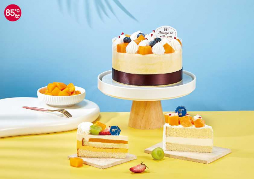 「水果香芒」切片蛋糕（前左，65元）、「芒果甜心」切片蛋糕（前右，68元）、「盛夏光芒」。（520元／6吋，圖／85℃提供）