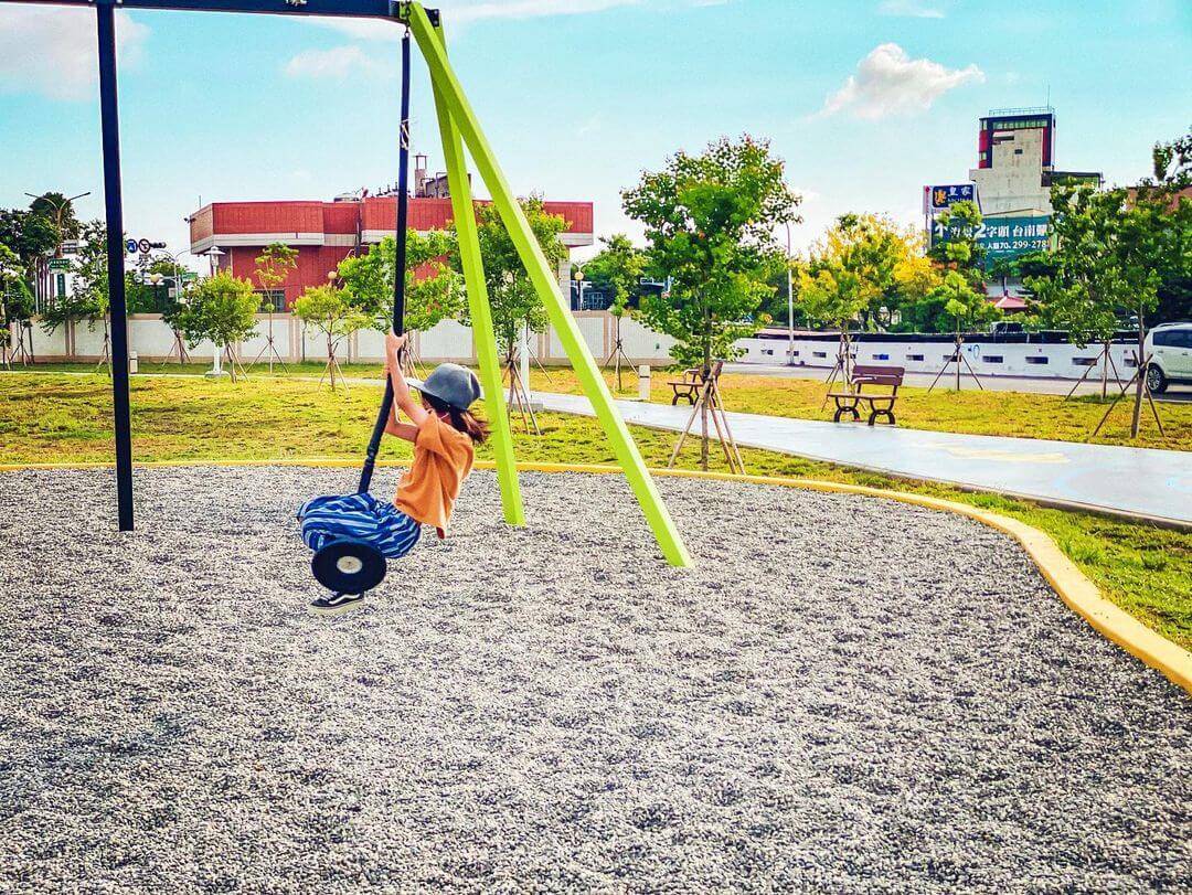 南部親子公園｜這裡沒有塑膠罐頭遊具，讓親子開心體驗玩遊戲的快樂！｜健康綠洲公園