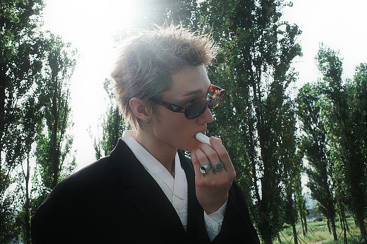 承襲凡士林經典修護配方，薄荷款特別加入清涼舒緩感受，能在雙唇表層形成保濕防護膜，有效鎖住水分，改善乾燥、脫皮等唇部困擾。質地滑順細緻、不黏膩，輕輕一抹即可感受立即滋潤，讓雙唇恢復柔軟與自然光澤。（價格：NTD139）