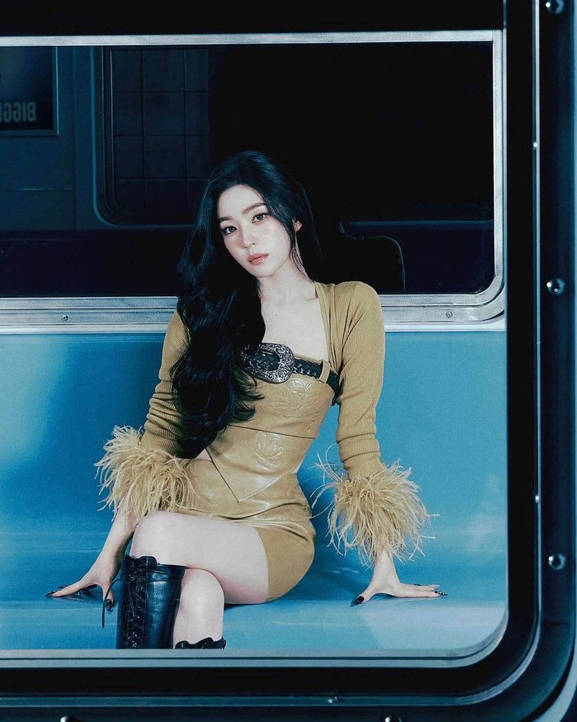 Red Velvet 隊長 Irene 以近 70 萬票的超高懸殊，拿下「2026 最美 K-pop 女星」冠軍！擁有白皙皮膚、精緻五官，加上高冷氣場的 Irene，臉部線條乾淨、鏡頭表現力強，並能同時消化高冷、優雅、甜美與時尚等截然不同風格的妝造。