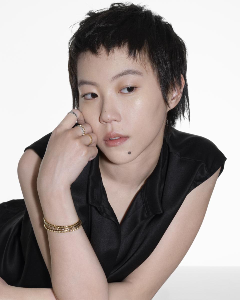 竇靖童於洛杉磯 Chateau Marmont 拍攝形象照，為 Coco Crush 增添一抹不羈的浪漫氣息。