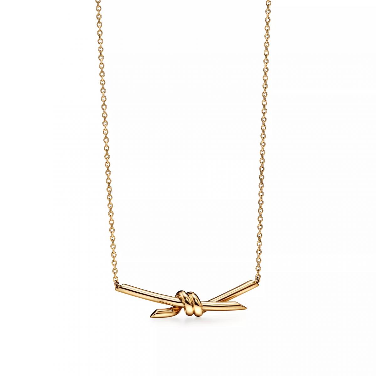 Tiffany Knot 是將力量與柔情打結的藝術。靈感源自1889年的典藏蝴蝶結珠寶，但新版設計更接近雕塑，一個結、一束力量，象徵情感中的緊密連結與不言而喻的支持。拋光的18K黃金如絲緞般平滑，線條乾淨俐落，既能獨立佩戴營造極簡風格，也能疊戴展現現代女性的多變面貌。它適合獨立、沉著但仍抱持柔軟的女性，不只象徵浪漫，也是屬於自己的護身符。