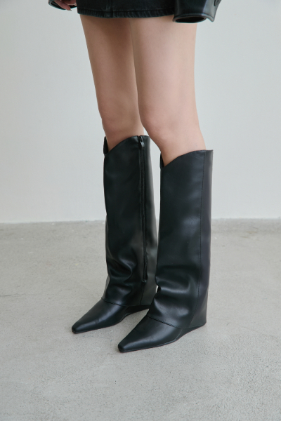 D+AF 時髦超模V口隱形增高褲管長靴｜隱形內增高設計拉長腿部線條，柔軟皮料貼合不緊繃，V口剪裁營造修長視覺，是秋冬必收鬆垮褲管長靴。