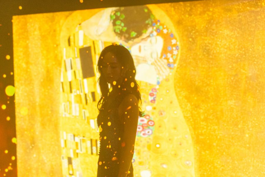 另一個亮點，莫過於沉浸式的藝術空間，透過古斯塔夫・克林姆（Gustav Klimt）的藝術史，結合他的經典畫作《吻》（The Kiss），打造極具詩意的藝術空間。不僅能欣賞作品，也透過多重感官體驗，營造虛實交錯的視覺饗宴，將筆下世界具象化，在眼前鮮活綻放。